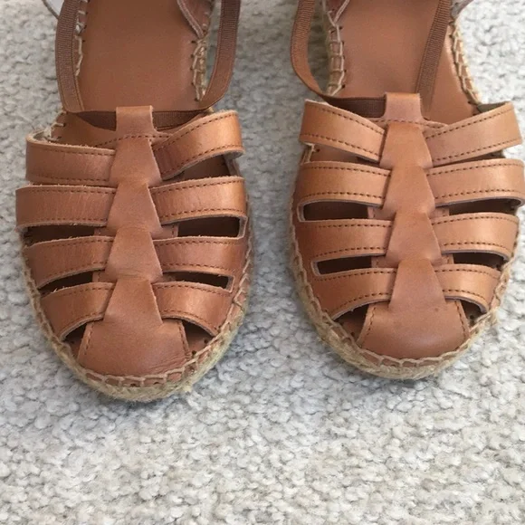 ANDRE ASSOUS/“CARAMEL”CLOSE TOE OPEN PANEL WEDGE ESPADRILLES